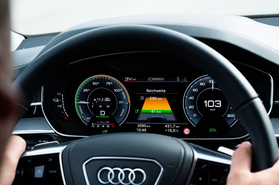 Панель приборов Audi A8 L 60 TFSI e Quattro 2019 года  (WW) (фото 61 из 61)